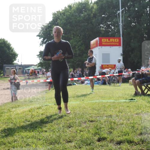 15.06.2025 - 27. Vierlanden-Triathlon KatJ http://msf.ph/oto/7988573 15.06.2025 09:05:25 Schwimmen 209, 221, 222 meine-sportfotos.de