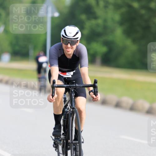 15.06.2025 - 27. Vierlanden-Triathlon H.Heesch http://msf.ph/oto/7988578 15.06.2025 09:25:49 Radfahren 18, 106, 137, 193, 215 meine-sportfotos.de