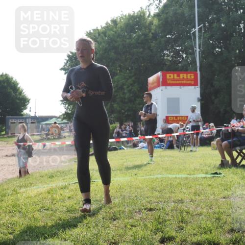 15.06.2025 - 27. Vierlanden-Triathlon KatJ http://msf.ph/oto/7988600 15.06.2025 09:05:26 Schwimmen 209, 221, 222 meine-sportfotos.de
