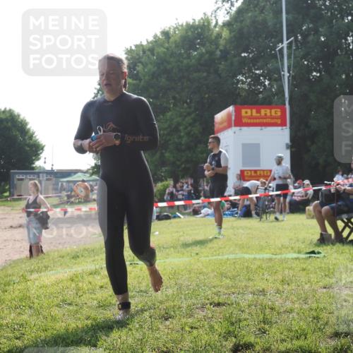 15.06.2025 - 27. Vierlanden-Triathlon KatJ http://msf.ph/oto/7988614 15.06.2025 09:05:26 Schwimmen 209, 221, 222 meine-sportfotos.de