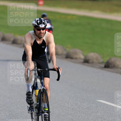 15.06.2025 - 27. Vierlanden-Triathlon H.Heesch http://msf.ph/oto/7988682 15.06.2025 09:27:10 Radfahren 74, 97, 102 meine-sportfotos.de