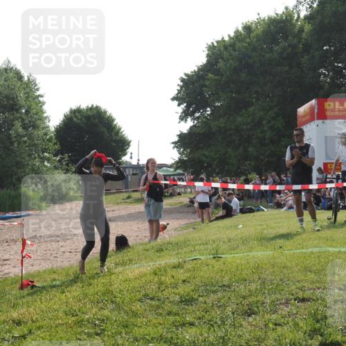 15.06.2025 - 27. Vierlanden-Triathlon KatJ http://msf.ph/oto/7988685 15.06.2025 09:06:14 Schwimmen 216 meine-sportfotos.de