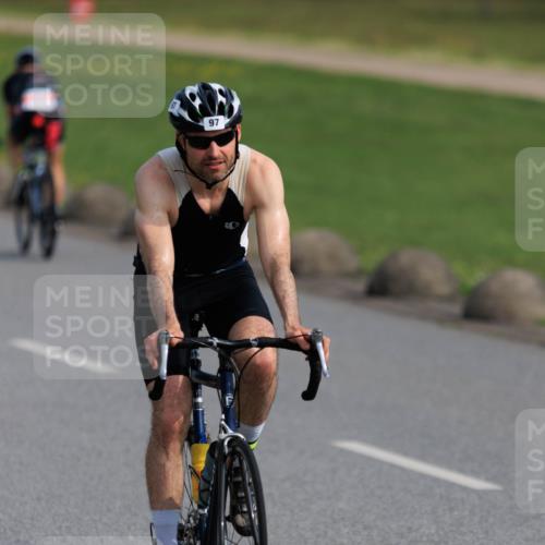 15.06.2025 - 27. Vierlanden-Triathlon H.Heesch http://msf.ph/oto/7988688 15.06.2025 09:27:10 Radfahren 74, 97, 102 meine-sportfotos.de