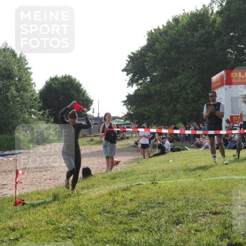 15.06.2025 - 27. Vierlanden-Triathlon KatJ http://msf.ph/oto/7988694 15.06.2025 09:06:14 Schwimmen 216 meine-sportfotos.de