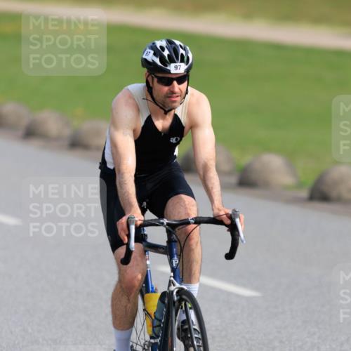 15.06.2025 - 27. Vierlanden-Triathlon H.Heesch http://msf.ph/oto/7988695 15.06.2025 09:27:10 Radfahren 74, 97, 102 meine-sportfotos.de