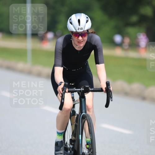 21.06.2025 - 27. Vierlanden-Triathlon H.Heesch http://msf.ph/oto/7988720 15.06.2025 11:43:42 Radfahren 58, 210, 738, 769 meine-sportfotos.de