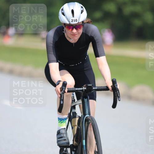 21.06.2025 - 27. Vierlanden-Triathlon H.Heesch http://msf.ph/oto/7988735 15.06.2025 11:43:43 Radfahren 58, 210, 738, 769 meine-sportfotos.de