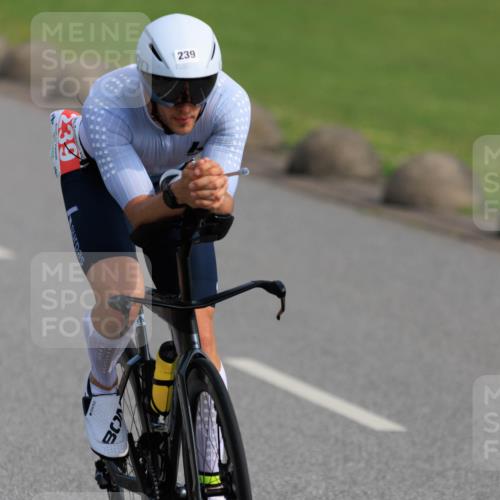 15.06.2025 - 27. Vierlanden-Triathlon H.Heesch http://msf.ph/oto/7988740 15.06.2025 09:27:54 Radfahren 104, 202, 239 meine-sportfotos.de