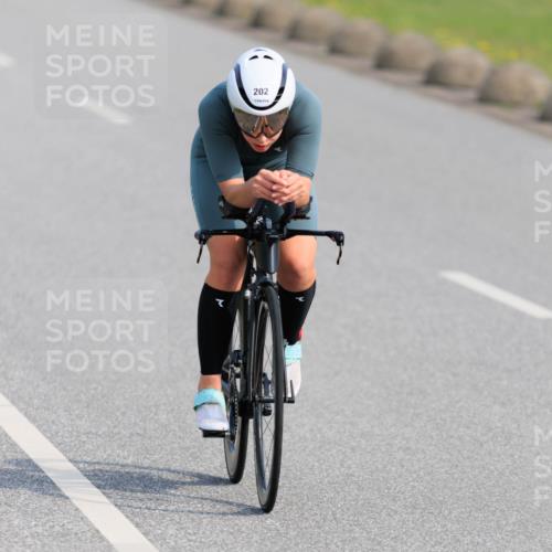 15.06.2025 - 27. Vierlanden-Triathlon H.Heesch http://msf.ph/oto/7988748 15.06.2025 09:27:58 Radfahren 104, 202 meine-sportfotos.de