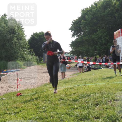 15.06.2025 - 27. Vierlanden-Triathlon KatJ http://msf.ph/oto/7988757 15.06.2025 09:06:16 Schwimmen 216 meine-sportfotos.de