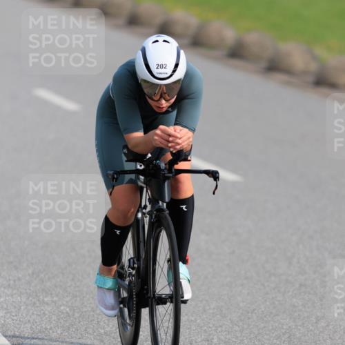 15.06.2025 - 27. Vierlanden-Triathlon H.Heesch http://msf.ph/oto/7988759 15.06.2025 09:27:59 Radfahren 104, 202 meine-sportfotos.de