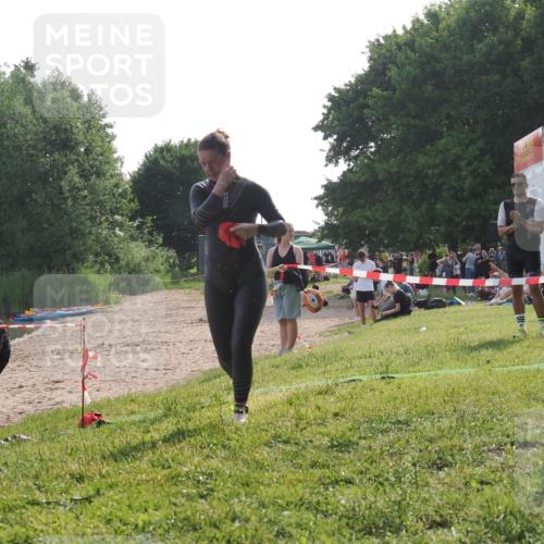 15.06.2025 - 27. Vierlanden-Triathlon KatJ http://msf.ph/oto/7988767 15.06.2025 09:06:16 Schwimmen 216 meine-sportfotos.de
