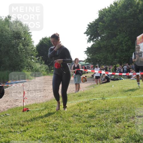 15.06.2025 - 27. Vierlanden-Triathlon KatJ http://msf.ph/oto/7988774 15.06.2025 09:06:16 Schwimmen 216 meine-sportfotos.de