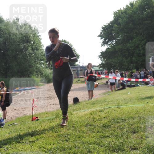 15.06.2025 - 27. Vierlanden-Triathlon KatJ http://msf.ph/oto/7988788 15.06.2025 09:06:16 Schwimmen 216 meine-sportfotos.de