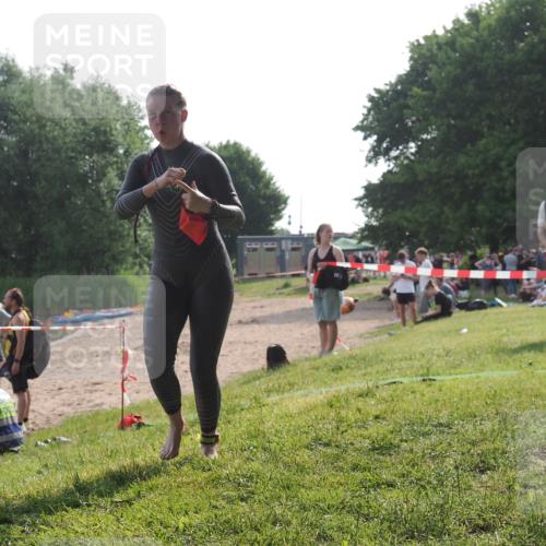 15.06.2025 - 27. Vierlanden-Triathlon KatJ http://msf.ph/oto/7988806 15.06.2025 09:06:16 Schwimmen 216 meine-sportfotos.de