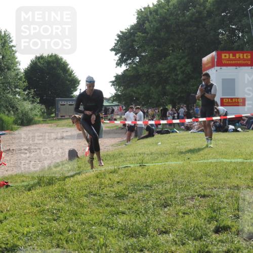 15.06.2025 - 27. Vierlanden-Triathlon KatJ http://msf.ph/oto/7988851 15.06.2025 09:06:59 Schwimmen 212, 251 meine-sportfotos.de