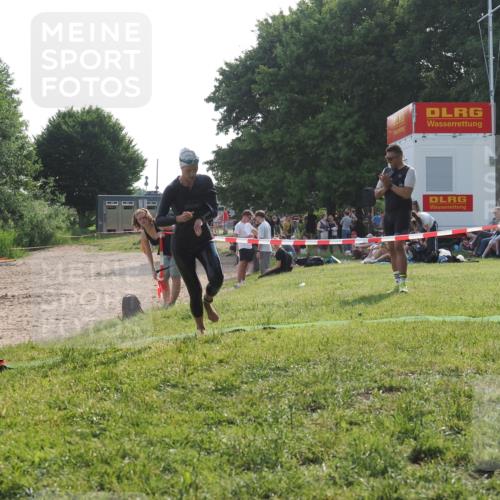 15.06.2025 - 27. Vierlanden-Triathlon KatJ http://msf.ph/oto/7988865 15.06.2025 09:06:59 Schwimmen 212, 251 meine-sportfotos.de