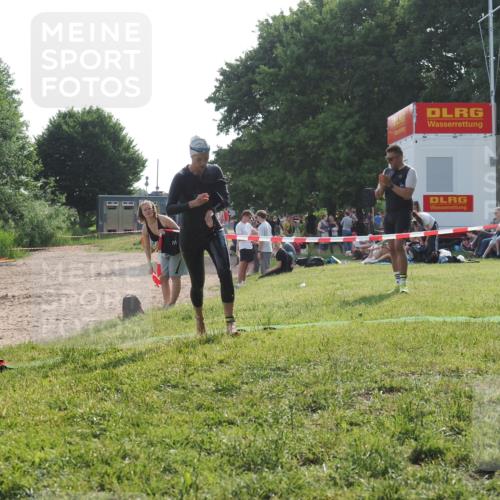 15.06.2025 - 27. Vierlanden-Triathlon KatJ http://msf.ph/oto/7988877 15.06.2025 09:06:59 Schwimmen 212, 251 meine-sportfotos.de