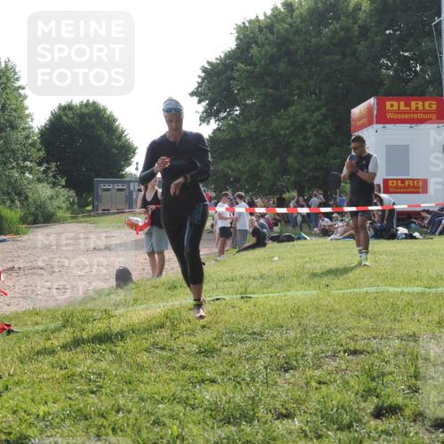15.06.2025 - 27. Vierlanden-Triathlon KatJ http://msf.ph/oto/7988899 15.06.2025 09:07:00 Schwimmen 212, 251 meine-sportfotos.de