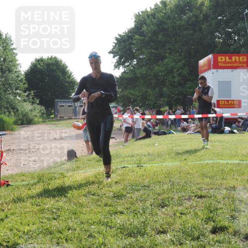 15.06.2025 - 27. Vierlanden-Triathlon KatJ http://msf.ph/oto/7988912 15.06.2025 09:07:00 Schwimmen 212, 251 meine-sportfotos.de