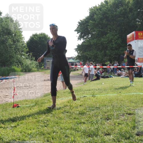 15.06.2025 - 27. Vierlanden-Triathlon KatJ http://msf.ph/oto/7988932 15.06.2025 09:07:00 Schwimmen 212, 251 meine-sportfotos.de