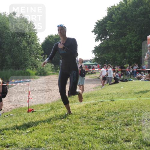 15.06.2025 - 27. Vierlanden-Triathlon KatJ http://msf.ph/oto/7988939 15.06.2025 09:07:00 Schwimmen 212, 251 meine-sportfotos.de