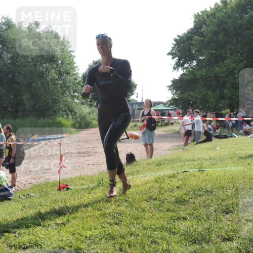 15.06.2025 - 27. Vierlanden-Triathlon KatJ http://msf.ph/oto/7988951 15.06.2025 09:07:00 Schwimmen 212, 251 meine-sportfotos.de