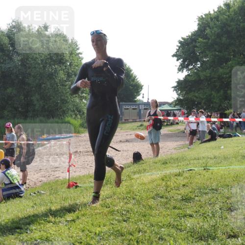 15.06.2025 - 27. Vierlanden-Triathlon KatJ http://msf.ph/oto/7988960 15.06.2025 09:07:00 Schwimmen 212, 251 meine-sportfotos.de