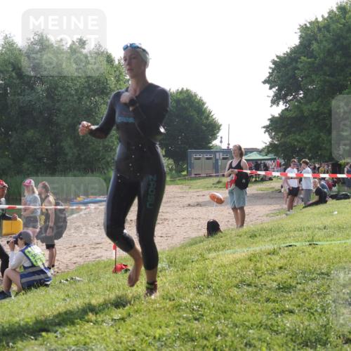 15.06.2025 - 27. Vierlanden-Triathlon KatJ http://msf.ph/oto/7988972 15.06.2025 09:07:01 Schwimmen 212, 251 meine-sportfotos.de