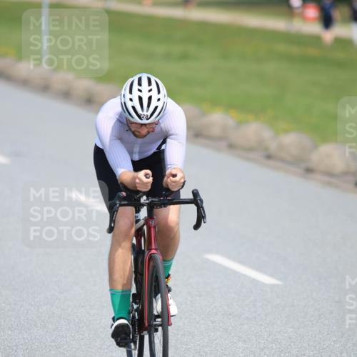 21.06.2025 - 27. Vierlanden-Triathlon H.Heesch http://msf.ph/oto/7988974 15.06.2025 11:45:34 Radfahren 645, 728, 733 meine-sportfotos.de
