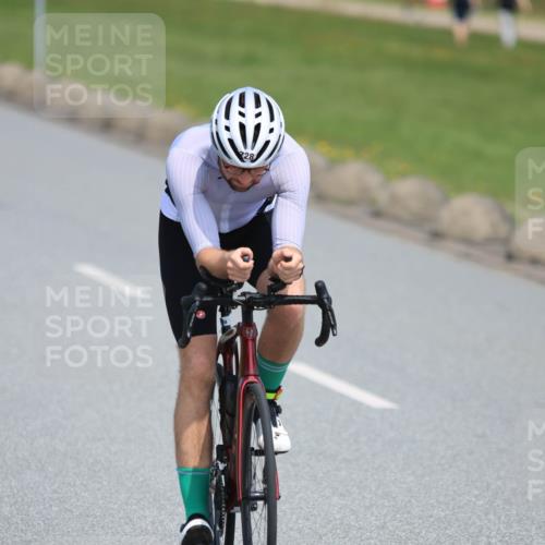 21.06.2025 - 27. Vierlanden-Triathlon H.Heesch http://msf.ph/oto/7988986 15.06.2025 11:45:34 Radfahren 645, 728, 733 meine-sportfotos.de