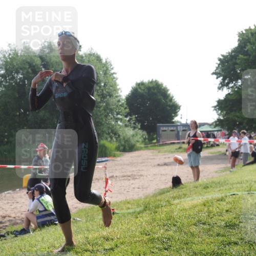 15.06.2025 - 27. Vierlanden-Triathlon KatJ http://msf.ph/oto/7988994 15.06.2025 09:07:01 Schwimmen 212, 251 meine-sportfotos.de