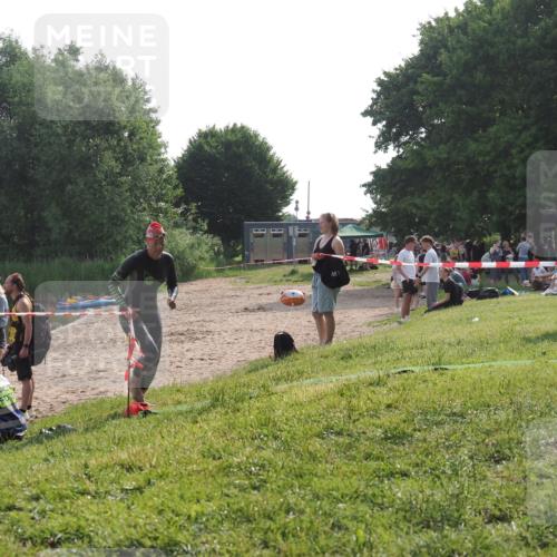 15.06.2025 - 27. Vierlanden-Triathlon KatJ http://msf.ph/oto/7989004 15.06.2025 09:07:02 Schwimmen 212, 251 meine-sportfotos.de