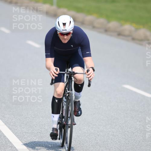 21.06.2025 - 27. Vierlanden-Triathlon H.Heesch http://msf.ph/oto/7989006 15.06.2025 11:45:37 Radfahren 645, 728, 733 meine-sportfotos.de