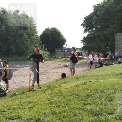 15.06.2025 - 27. Vierlanden-Triathlon KatJ http://msf.ph/oto/7989017 15.06.2025 09:07:02 Schwimmen 212, 251 meine-sportfotos.de
