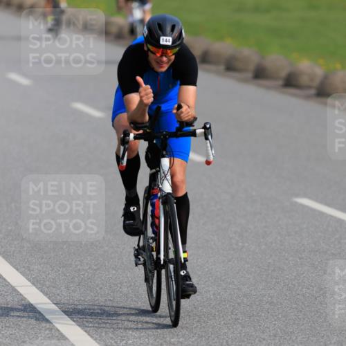 15.06.2025 - 27. Vierlanden-Triathlon H.Heesch http://msf.ph/oto/7989026 15.06.2025 09:30:15 Radfahren 32, 144 meine-sportfotos.de