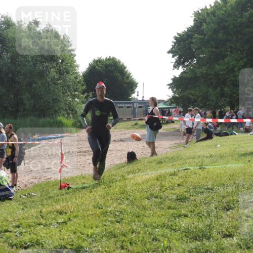 15.06.2025 - 27. Vierlanden-Triathlon KatJ http://msf.ph/oto/7989038 15.06.2025 09:07:03 Schwimmen 212, 251 meine-sportfotos.de
