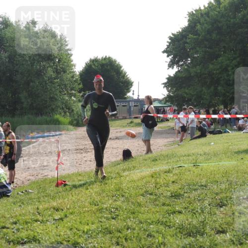 15.06.2025 - 27. Vierlanden-Triathlon KatJ http://msf.ph/oto/7989045 15.06.2025 09:07:03 Schwimmen 212, 251 meine-sportfotos.de
