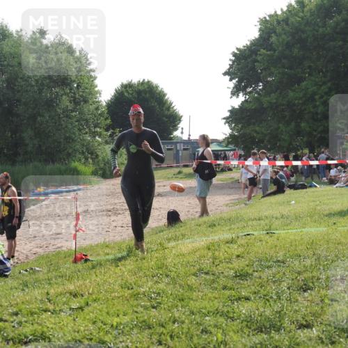15.06.2025 - 27. Vierlanden-Triathlon KatJ http://msf.ph/oto/7989058 15.06.2025 09:07:03 Schwimmen 212, 251 meine-sportfotos.de