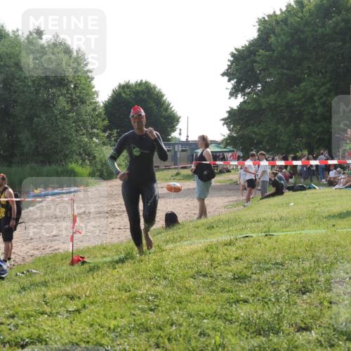 15.06.2025 - 27. Vierlanden-Triathlon KatJ http://msf.ph/oto/7989069 15.06.2025 09:07:03 Schwimmen 212, 251 meine-sportfotos.de