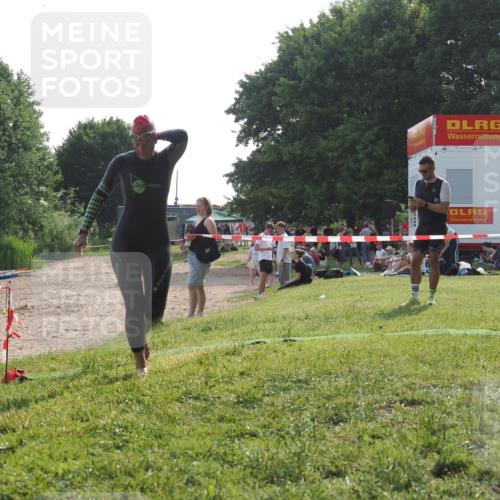 15.06.2025 - 27. Vierlanden-Triathlon KatJ http://msf.ph/oto/7989078 15.06.2025 09:07:04 Schwimmen 212, 251 meine-sportfotos.de