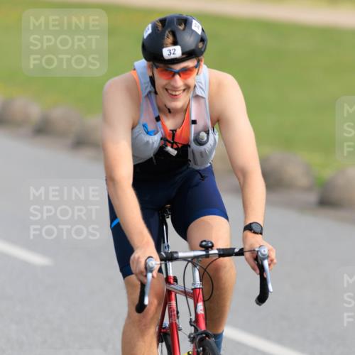 15.06.2025 - 27. Vierlanden-Triathlon H.Heesch http://msf.ph/oto/7989079 15.06.2025 09:30:24 Radfahren 32, 174 meine-sportfotos.de
