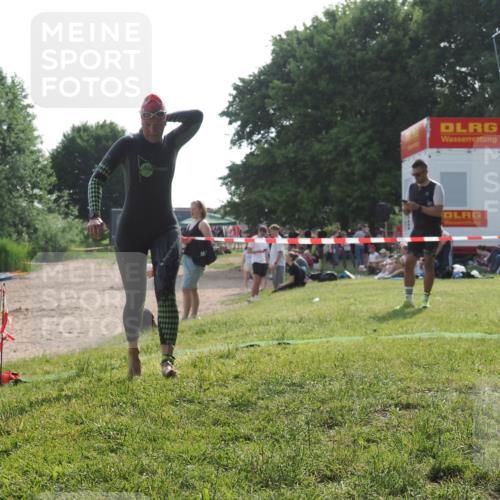 15.06.2025 - 27. Vierlanden-Triathlon KatJ http://msf.ph/oto/7989098 15.06.2025 09:07:04 Schwimmen 212, 251 meine-sportfotos.de