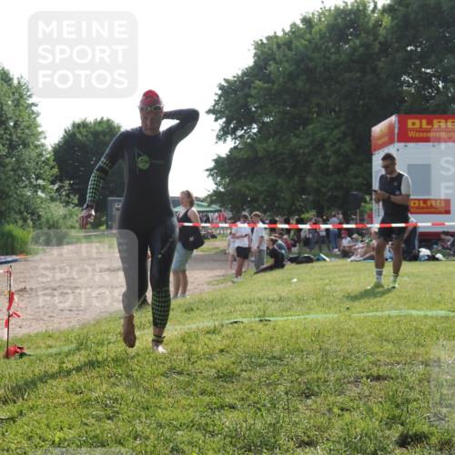 15.06.2025 - 27. Vierlanden-Triathlon KatJ http://msf.ph/oto/7989110 15.06.2025 09:07:04 Schwimmen 212, 251 meine-sportfotos.de