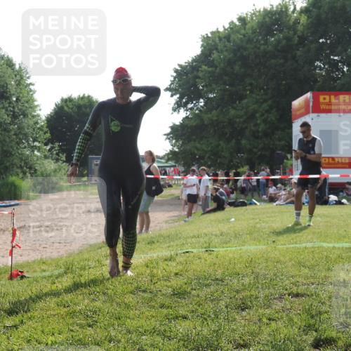 15.06.2025 - 27. Vierlanden-Triathlon KatJ http://msf.ph/oto/7989122 15.06.2025 09:07:04 Schwimmen 212, 251 meine-sportfotos.de