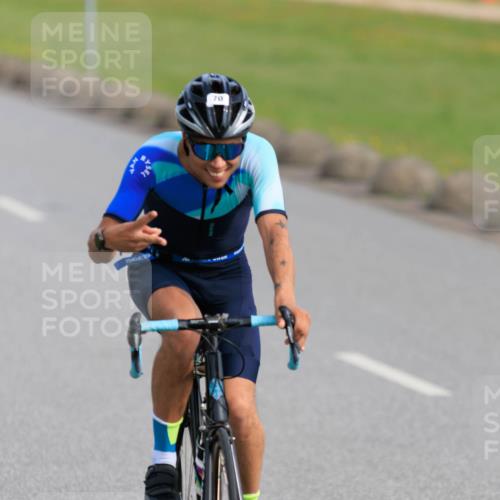 15.06.2025 - 27. Vierlanden-Triathlon H.Heesch http://msf.ph/oto/7989129 15.06.2025 09:31:03 Radfahren 70 meine-sportfotos.de
