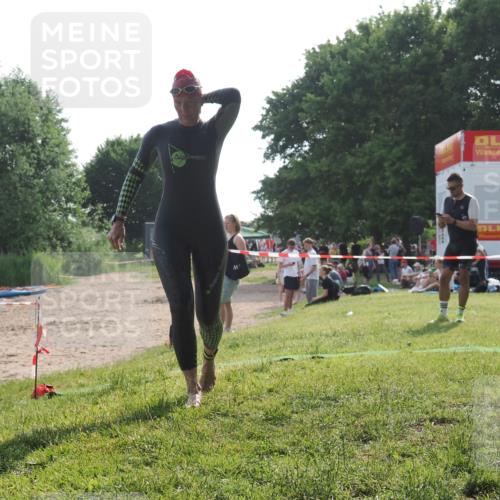 15.06.2025 - 27. Vierlanden-Triathlon KatJ http://msf.ph/oto/7989149 15.06.2025 09:07:05 Schwimmen 212, 231, 251 meine-sportfotos.de