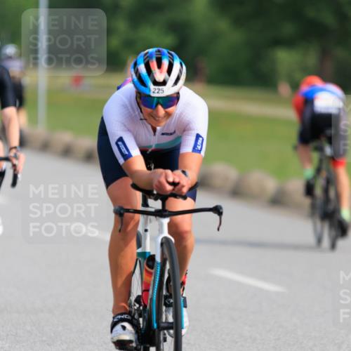 15.06.2025 - 27. Vierlanden-Triathlon H.Heesch http://msf.ph/oto/7989200 15.06.2025 09:32:10 Radfahren 123, 225 meine-sportfotos.de