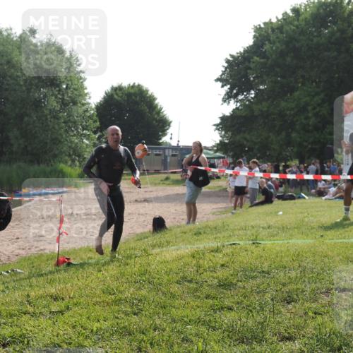 15.06.2025 - 27. Vierlanden-Triathlon KatJ http://msf.ph/oto/7989223 15.06.2025 09:07:11 Schwimmen 231, 251 meine-sportfotos.de