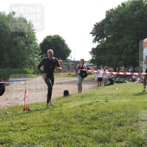 15.06.2025 - 27. Vierlanden-Triathlon KatJ http://msf.ph/oto/7989238 15.06.2025 09:07:11 Schwimmen 231, 251 meine-sportfotos.de